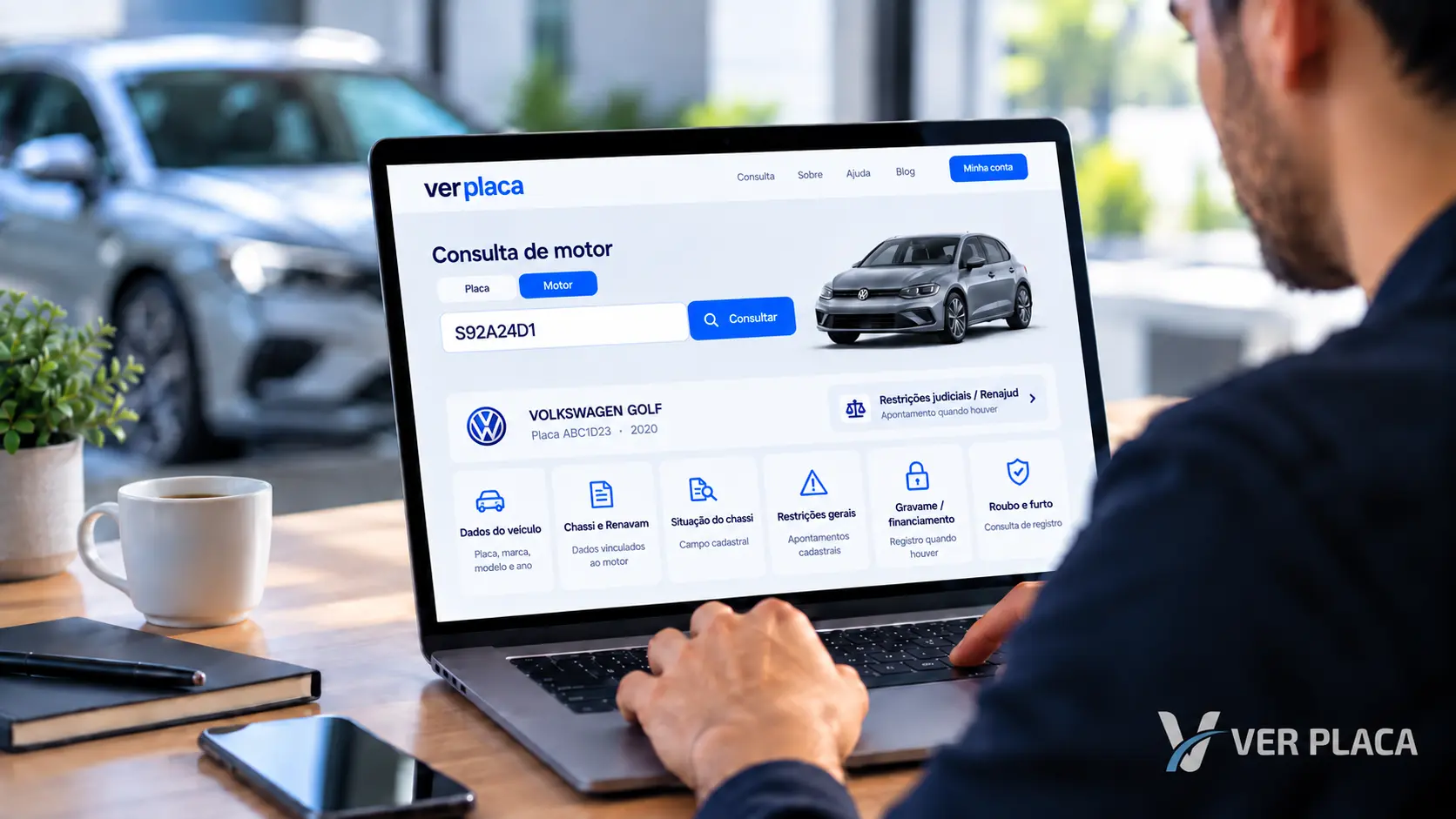 Pessoa consultando informações veiculares em um notebook, com a tela exibindo a consulta de motor da Ver Placa.