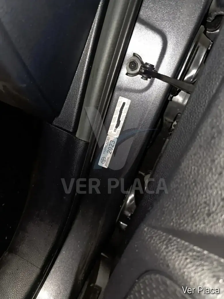 Marcação e etiquetas na coluna dianteira / região da porta do carro, ponto alternativo de identificação conforme o modelo