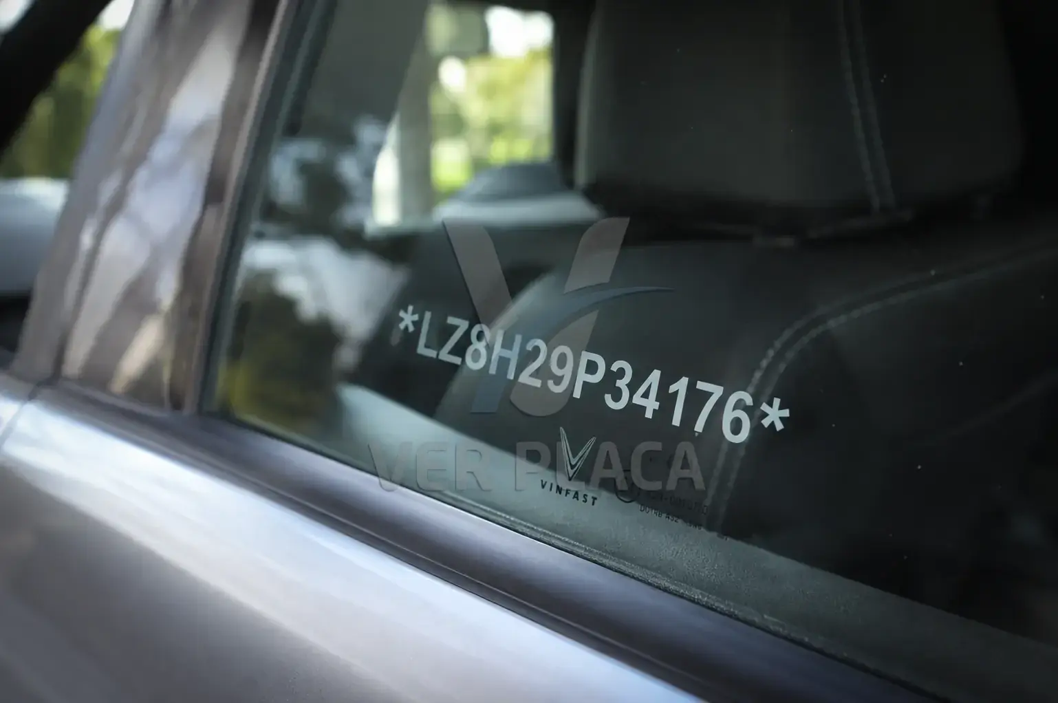 Código identificador gravado no vidro lateral do carro, visível de fora do veículo